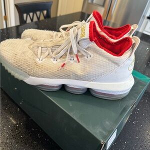 Men’s Nike Air LeBron XVI Low Athletic Shoes - White/Metallic Gold size 14